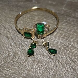Elegant Gold and Green Jewelry Set